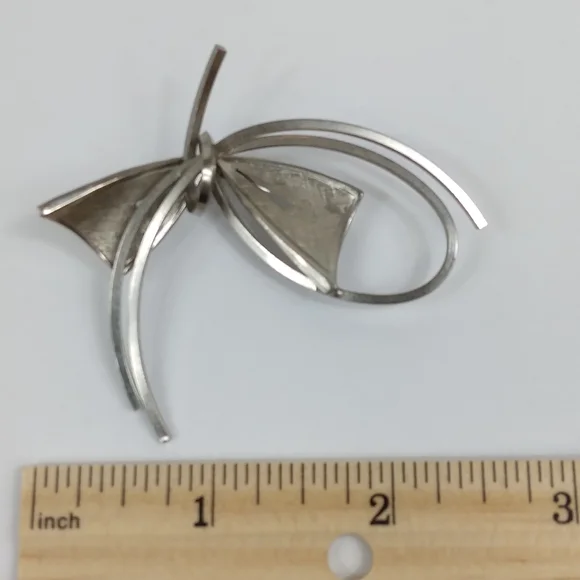 Vintage Bow Swirl Brushed Silver Tone Metal Brooch - Picture 3 of 7